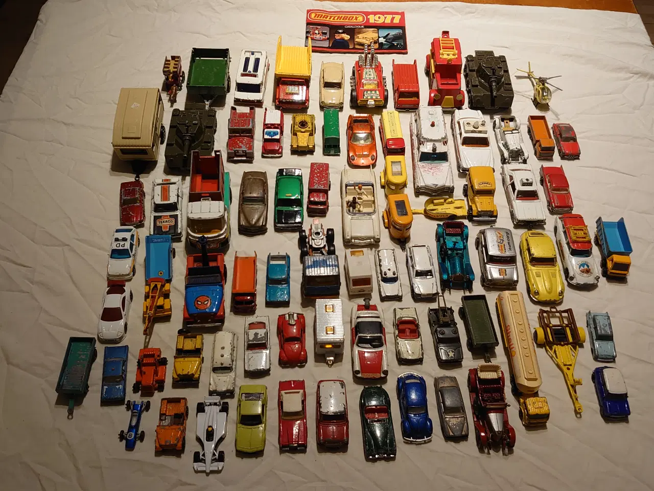 Billede 1 - 78 stk mærkede modelbiler samt katalog.
