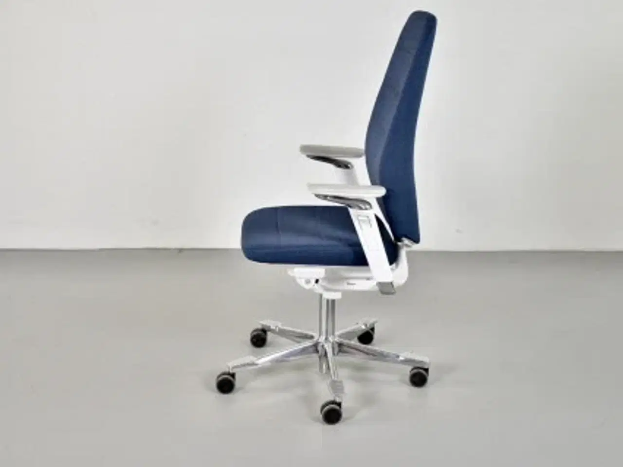 Billede 2 - Kinnarps capella white edition kontorstol med mørkeblåt polster og armlæn