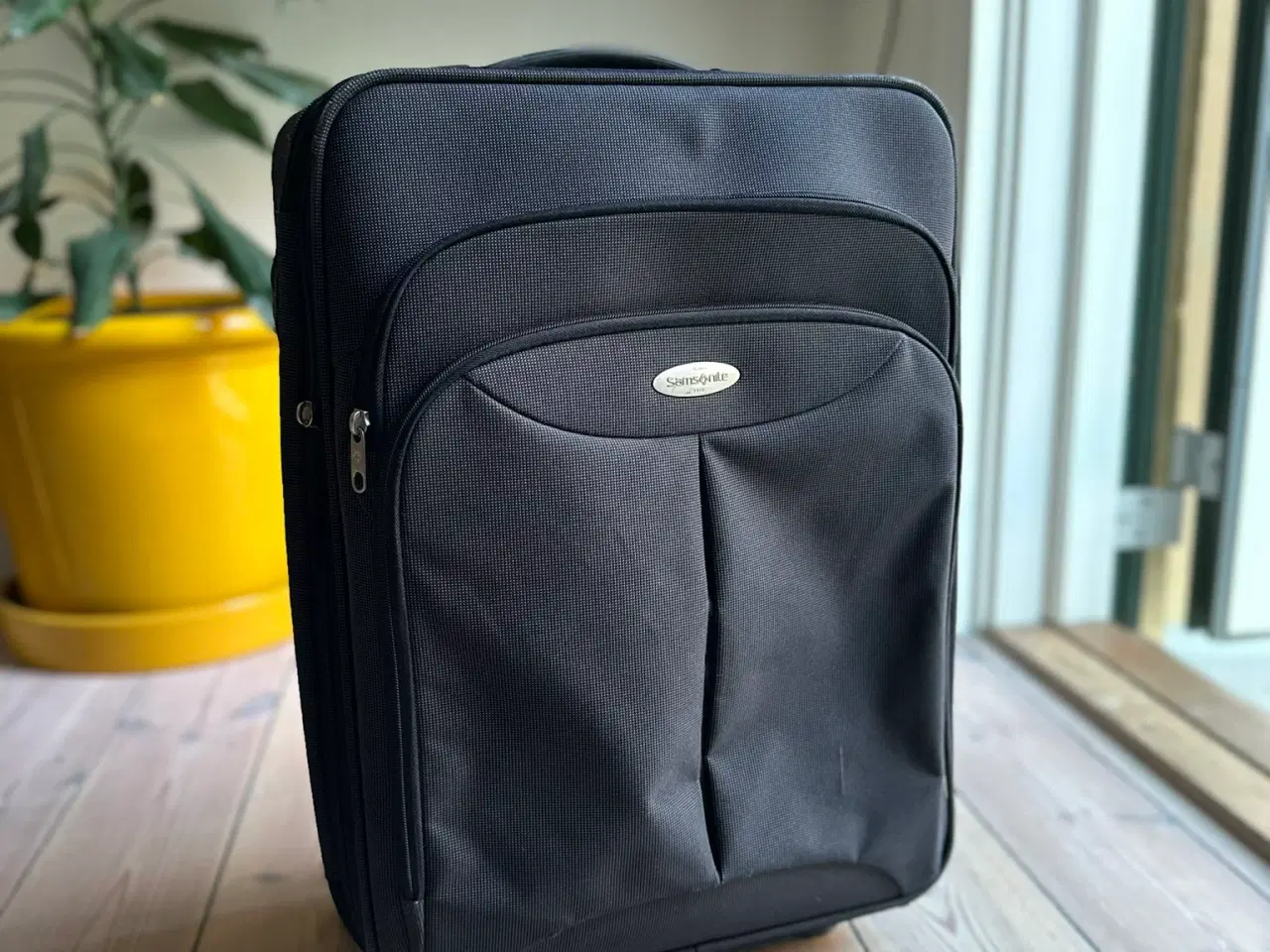 Billede 1 - Grå Samsonite kuffert i hård plast og stof