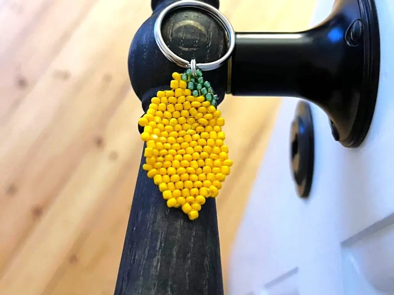 Billede 4 - Håndsyet citron i små glasperler - på nøglering