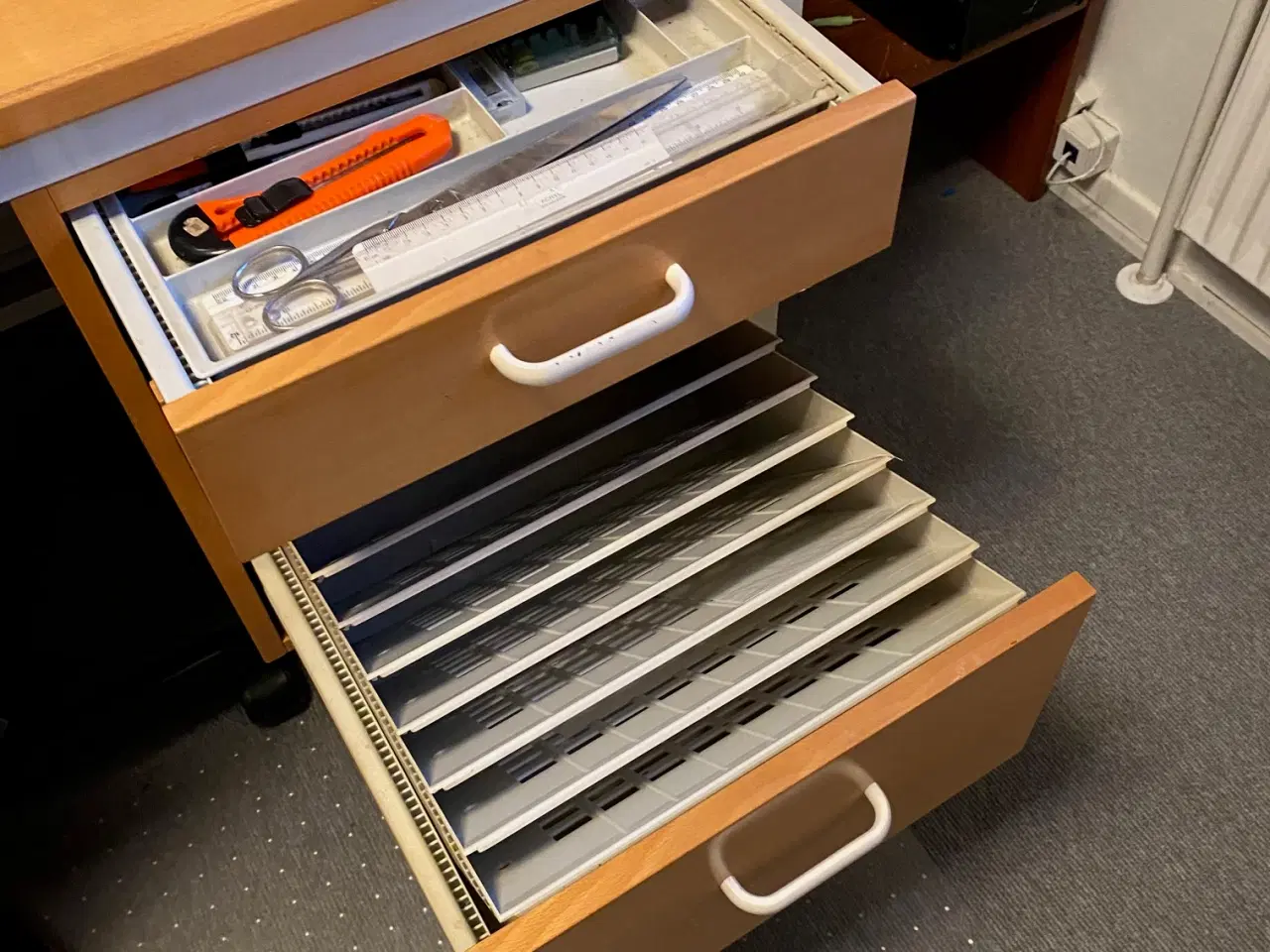 Billede 2 - Skrivebord med skuffer