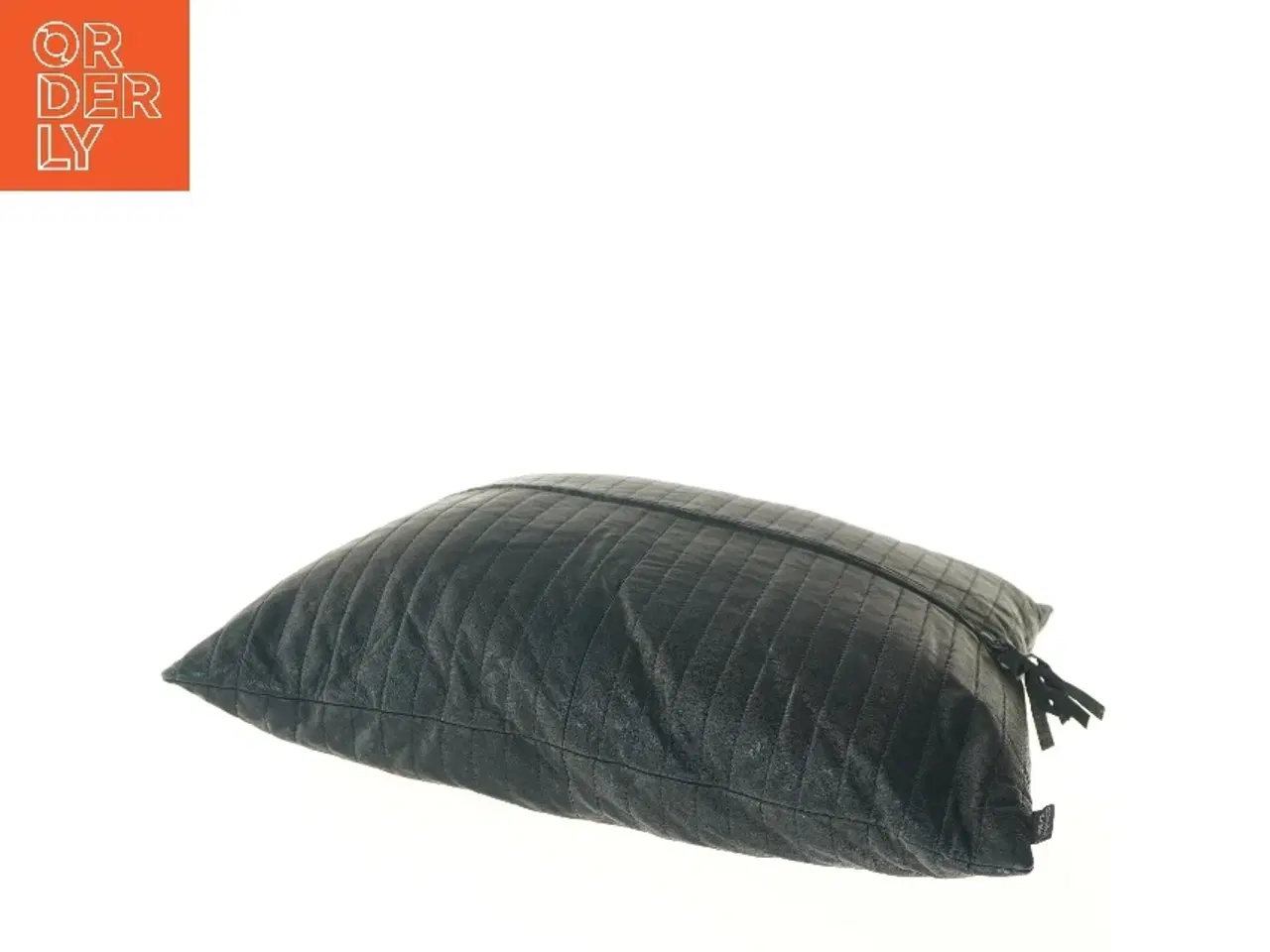 Billede 3 - Sort pude i læder fra Louise Roe (str. 44x46 cm)