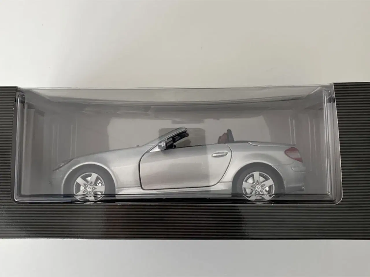 Billede 2 - Mercedes SLK (R171) 1:18 modelbil
