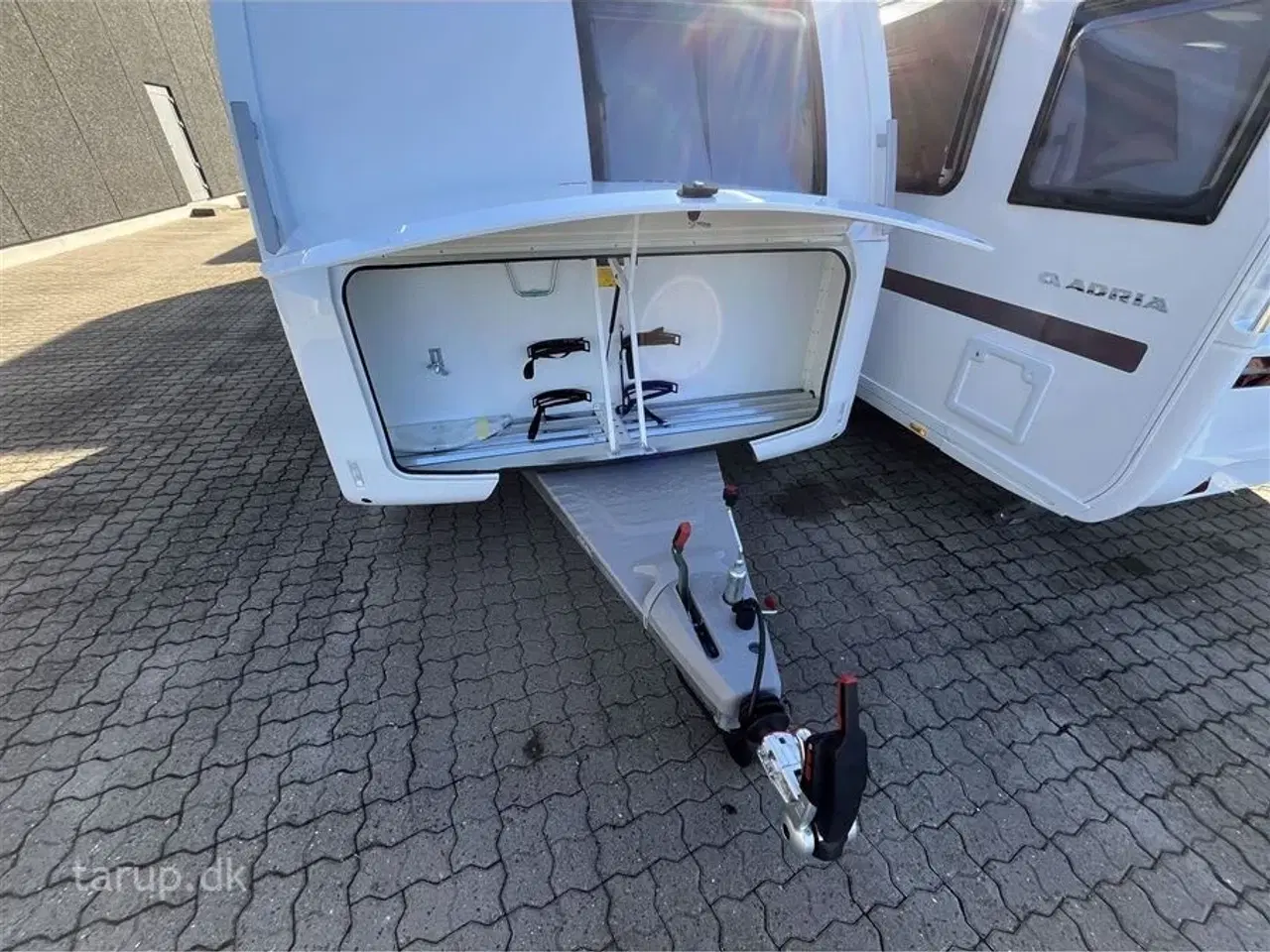 Billede 3 - 2026 - Adria Altea 402 PH   Dobbeltseng, el-gulvvarme, stort køleskab, 3 gasblus, side-siddegruppe, stabilisator, serviceklap, glasfibersider