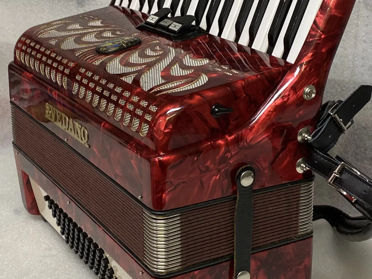 Billede 2 - Denne flotte røde Svadano-harmonika sælges