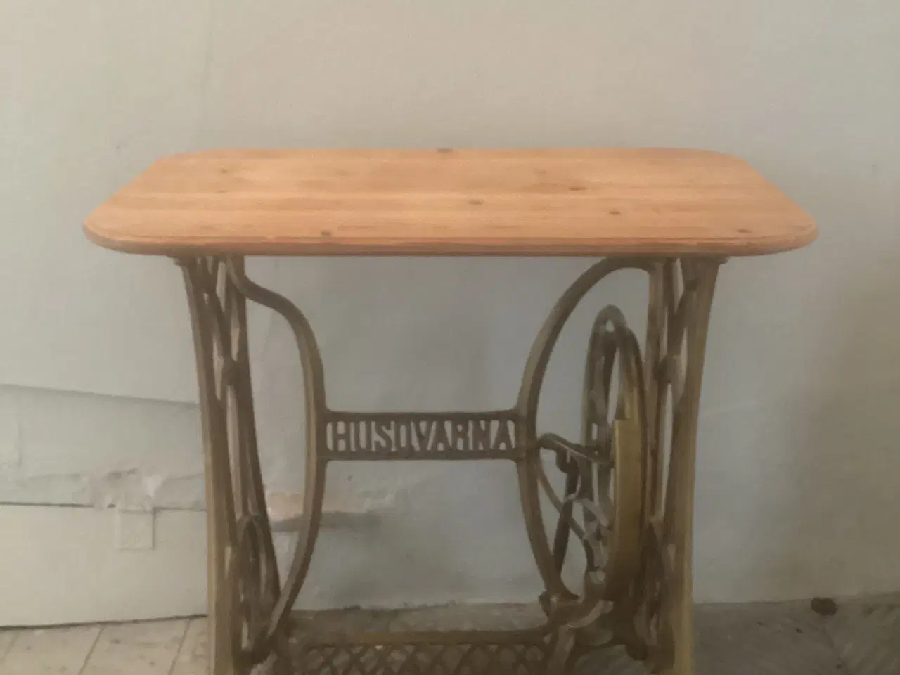 Billede 2 - Gl. sybord med fyrretræ bordplade