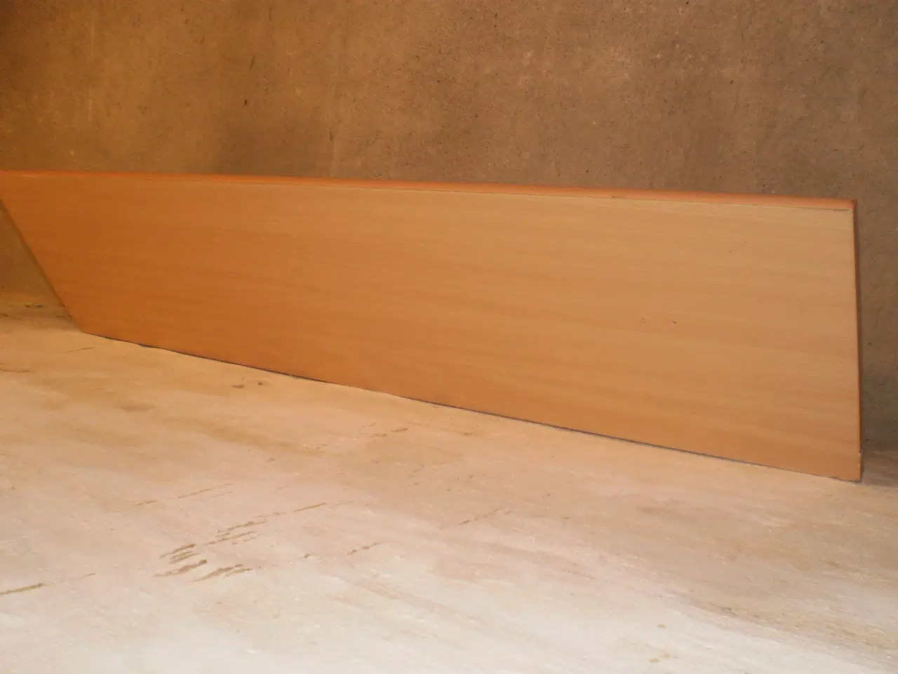 Billede 2 - 2 flotte hylder, lyst træ samt hvid