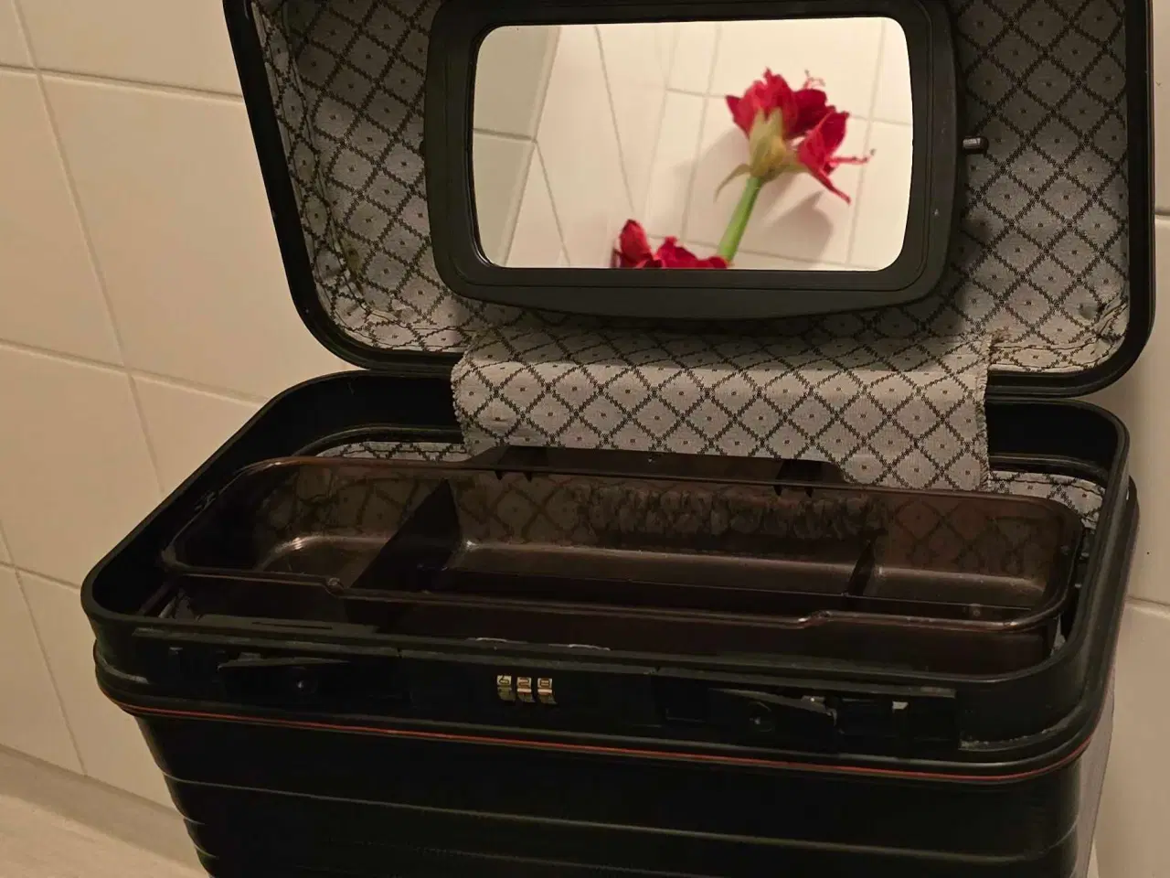 Billede 1 - Stor rummelig beauty box med lås