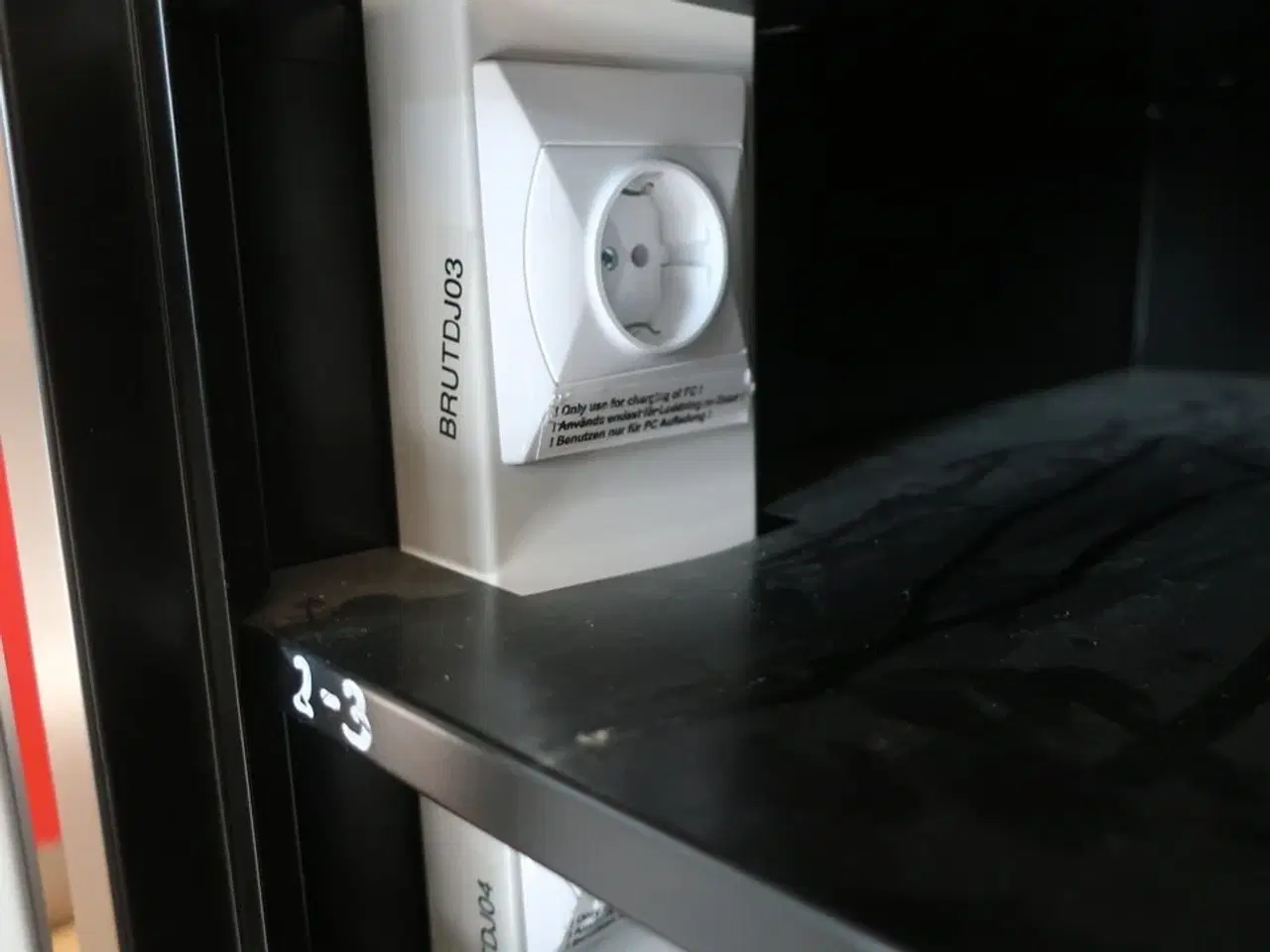 Billede 2 - Skab til PC'er m. stik til lader ved hver hylde