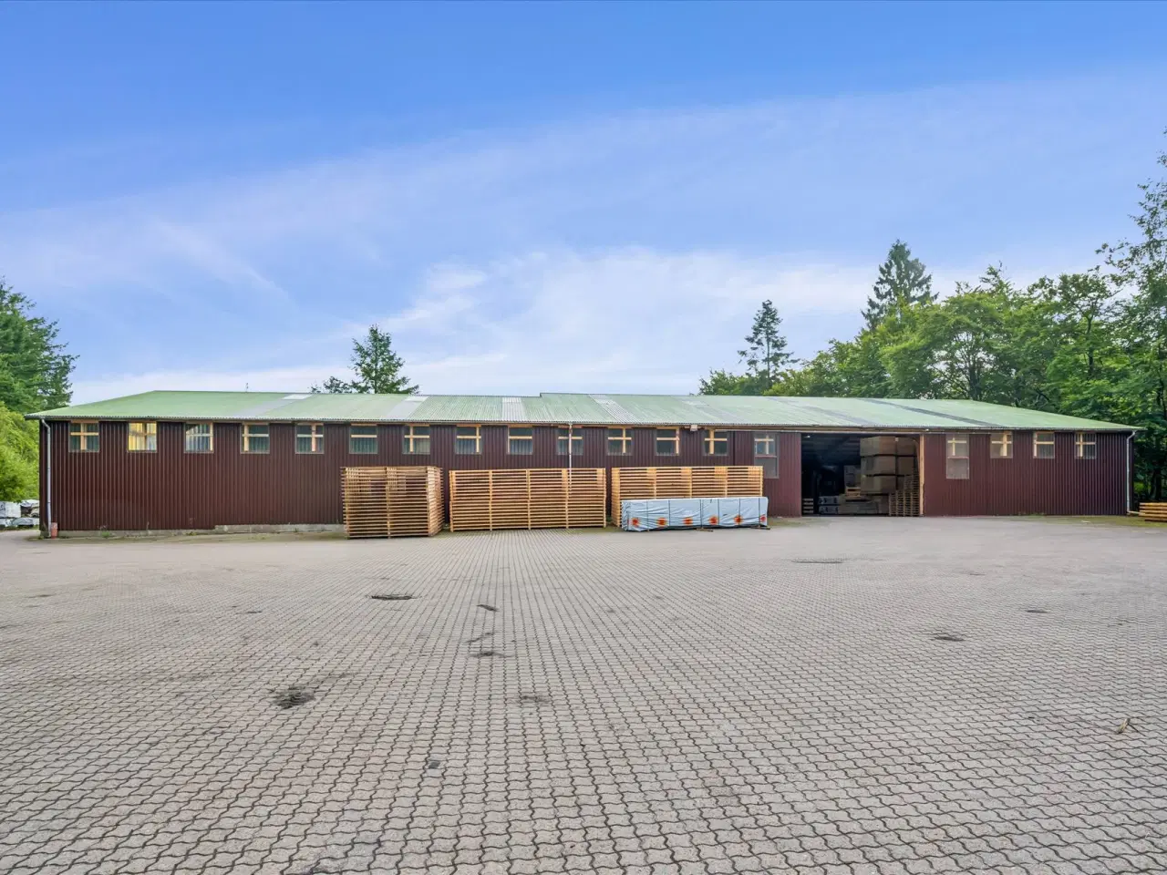 Billede 2 - 2200 m2 lager/produktionshal med 8 værelserudlejes