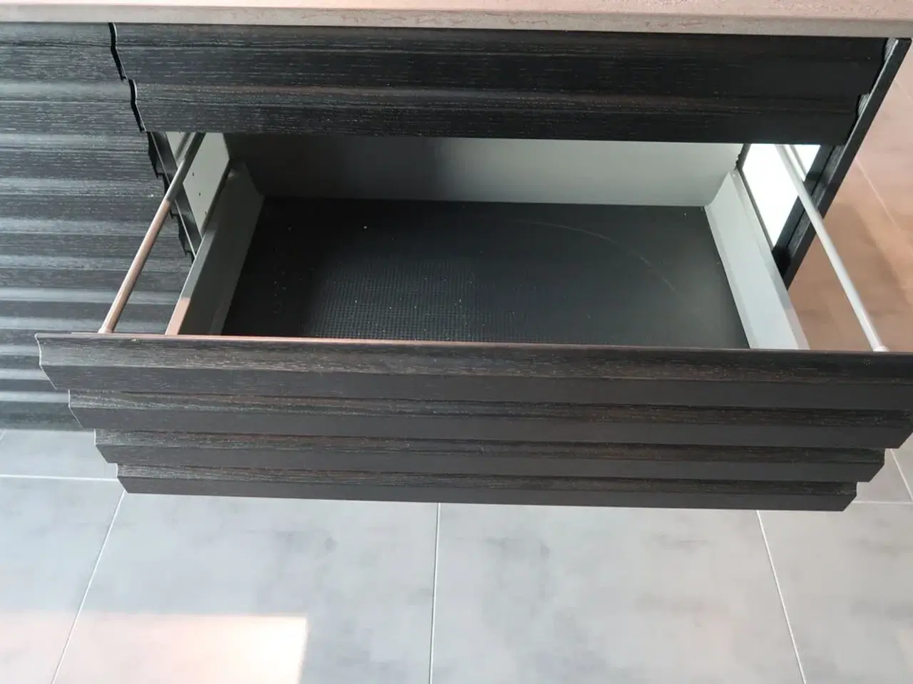 Billede 9 - Køkken AUBO Black Oak / Oak Line, Sort med armatur uden hårdehvidevarer