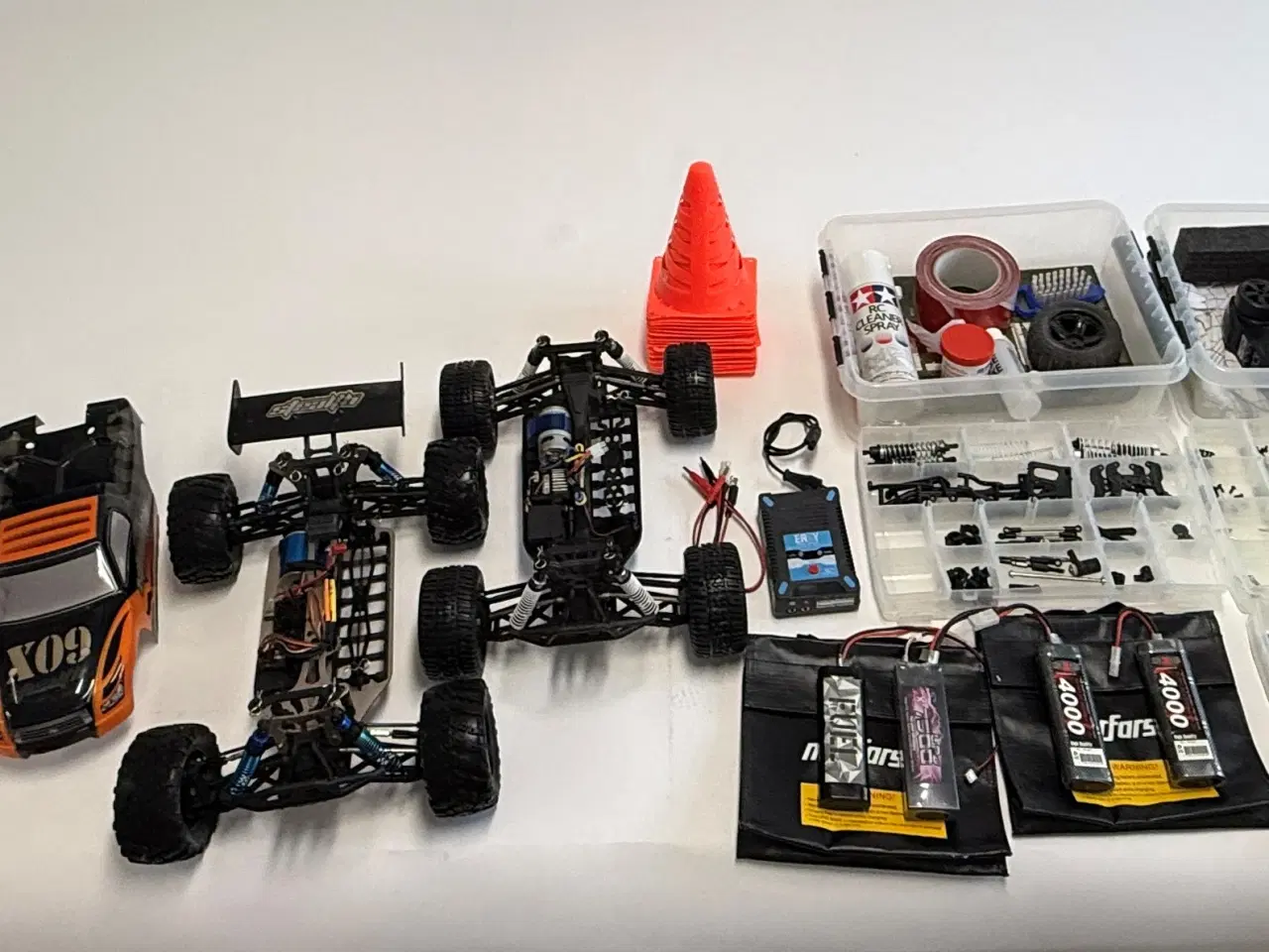 Billede 1 - RC sæt med 2 fjernstyrede 4X4 offroad biler m.v.