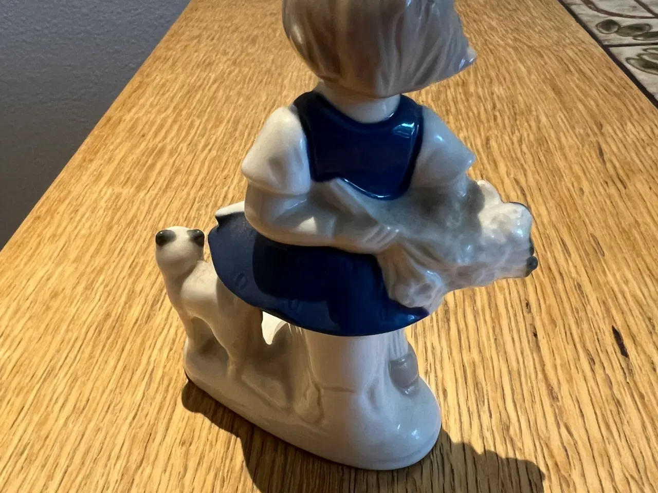 Billede 2 - Pige med kattekillling