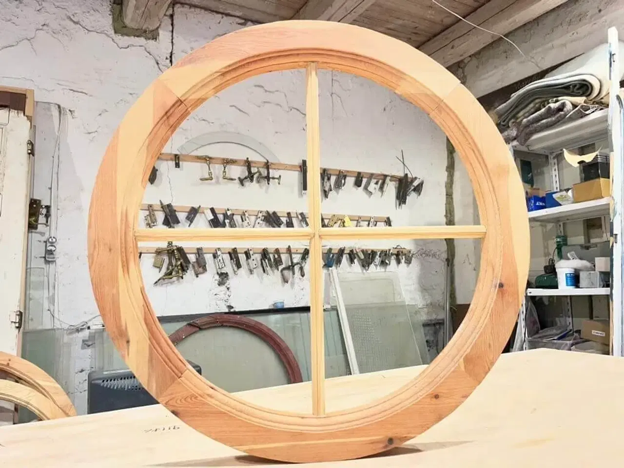 Billede 3 - Nylavet, rundt vindue m. smalle sprosser