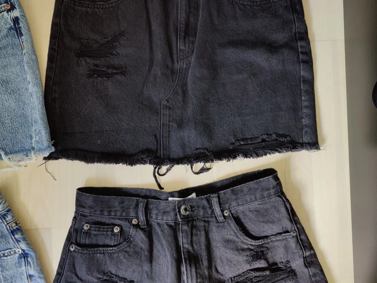 Billede 3 - Demin shorts/ nederdel
