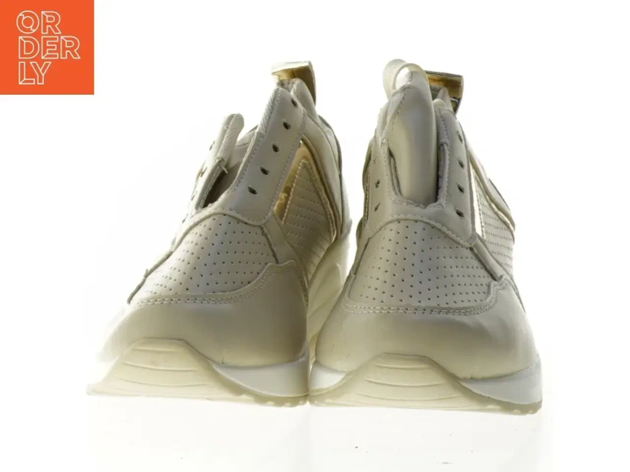 Billede 6 - Beige sneakers med sølv detaljer (str. 39)