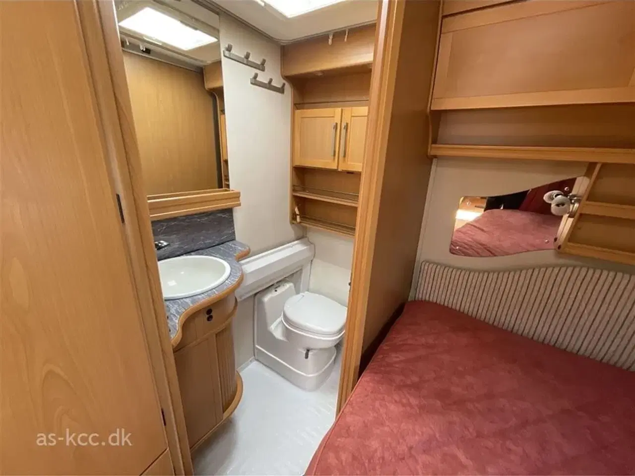 Billede 5 - 2007 - Kabe Royal 560 XL KS Kabe Royal 560 XL KS årg. 2007 incl.Kampa lufttelt ,mover,DuoControl, solceller. 4 sovepladser, 6 siddepladser.