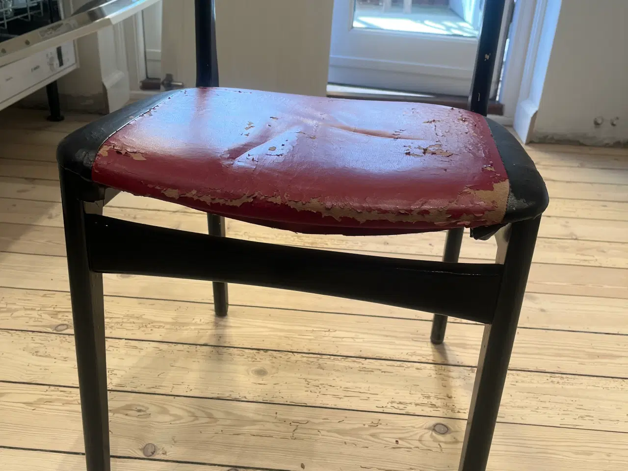Billede 11 - Spisebord i træ, sortlakeret, med 6 stole
