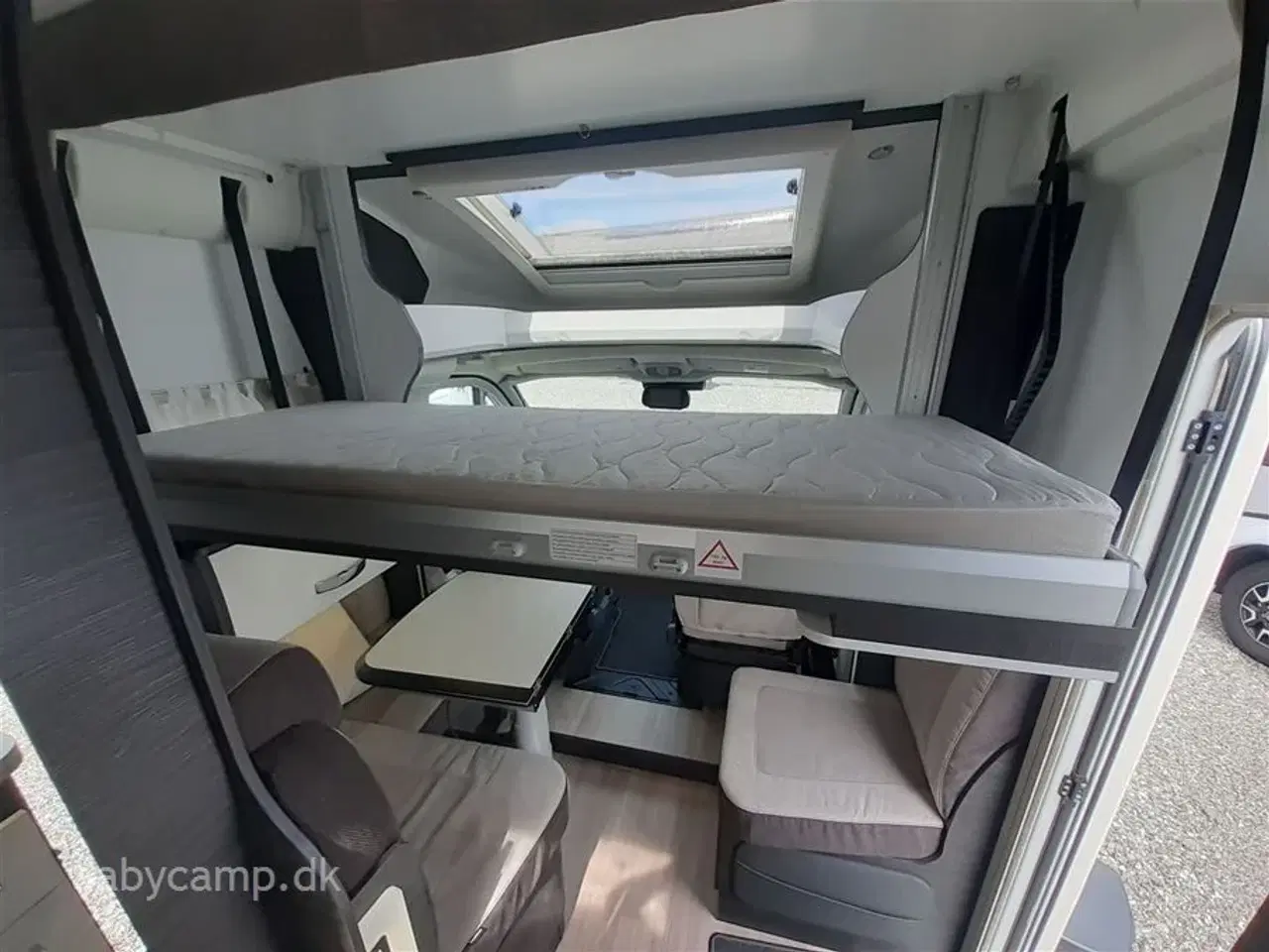 Billede 12 - 2022 - Benimar Mileo 261 NK   Automatgear. NK. pakke. varme på spildevands tanken. plisse i førehuset. solceller. lithium batterier. maxfann. clesana toilet. kompressor køleskab.