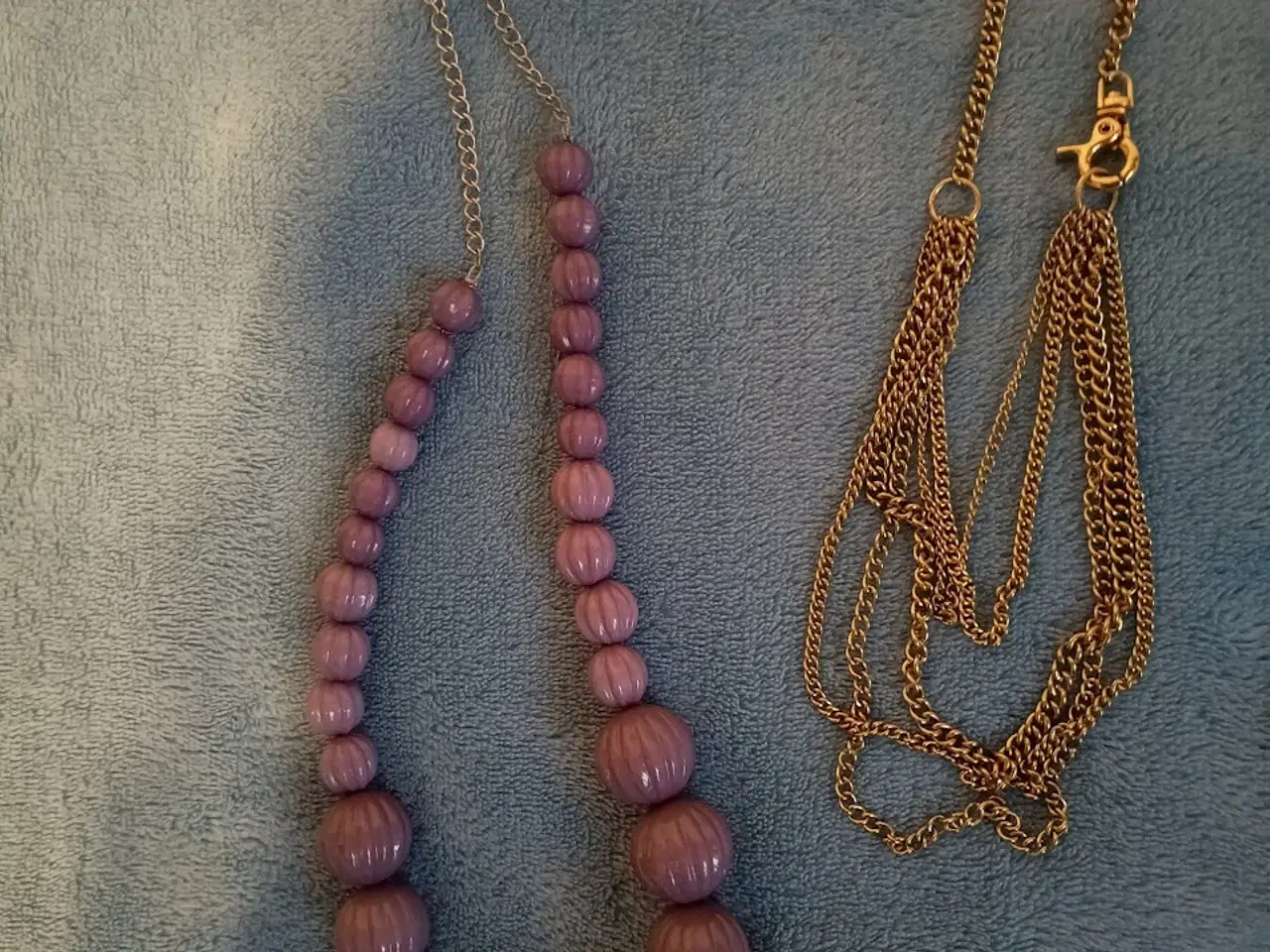 Billede 3 - Plastboks med diverse smykker fra Simili & Pilgrim