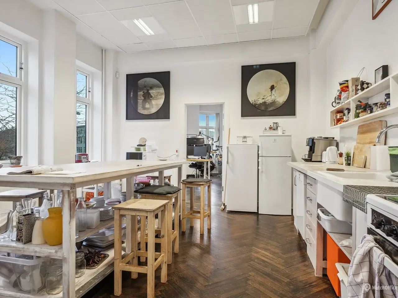 Billede 3 - Lyst og højloftet kontor med central beliggenhed