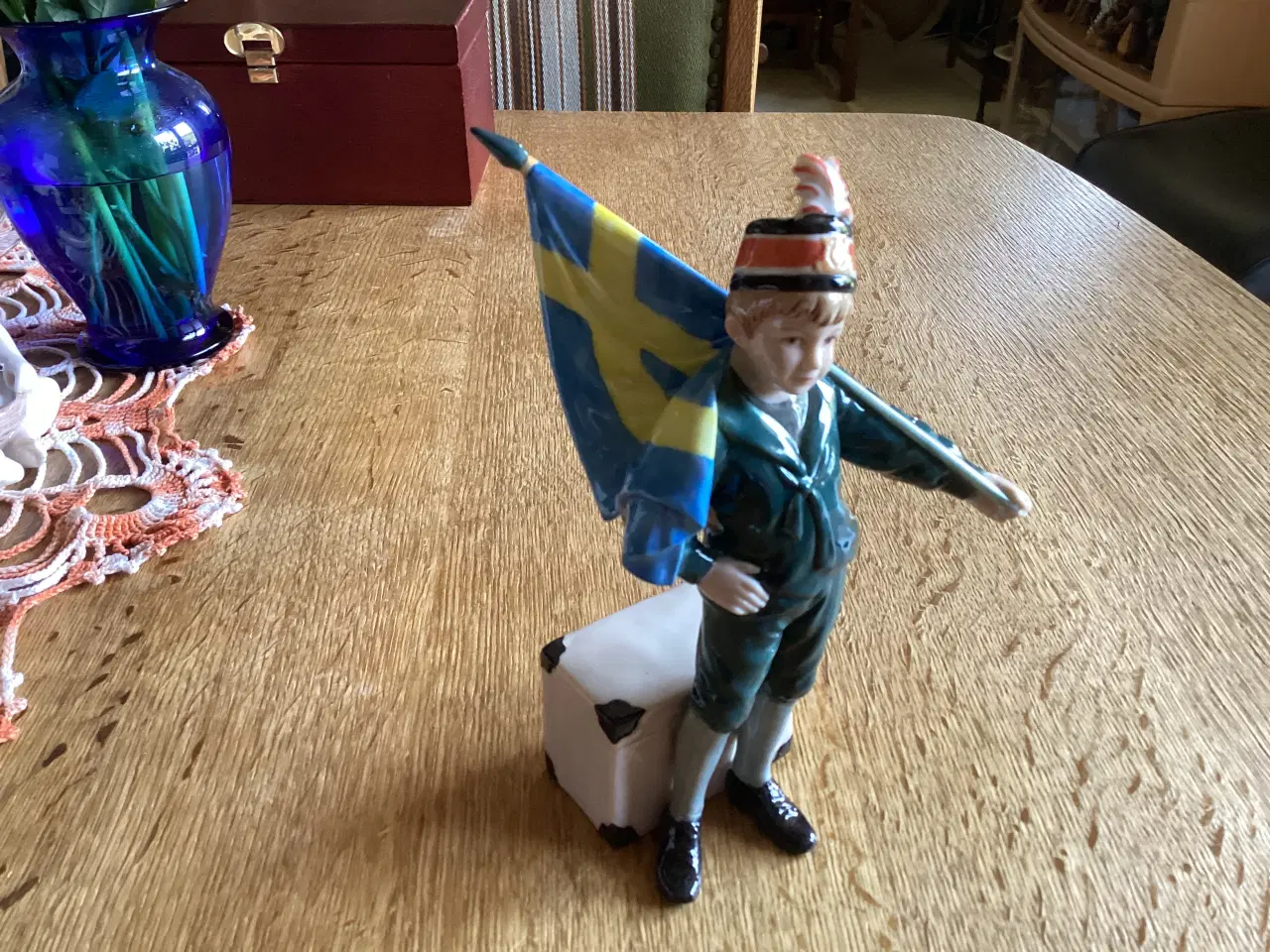 Billede 2 - KGL Svensk Dreng m/flag og kuffert