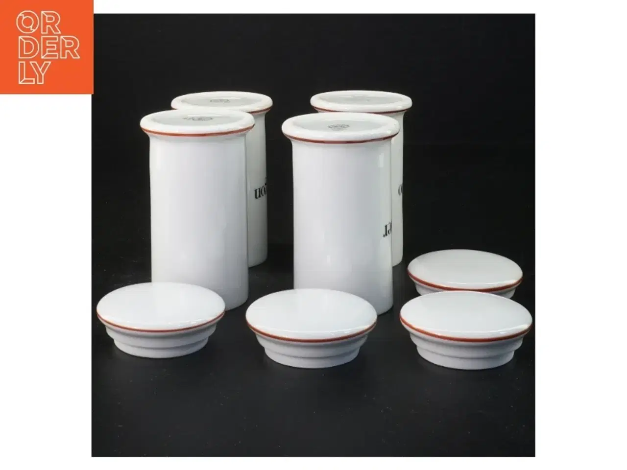 Billede 4 - Hvide porcelænkrukker til krydderier fra Bing & Grøndahl (str. 11 x Ø5 cm)