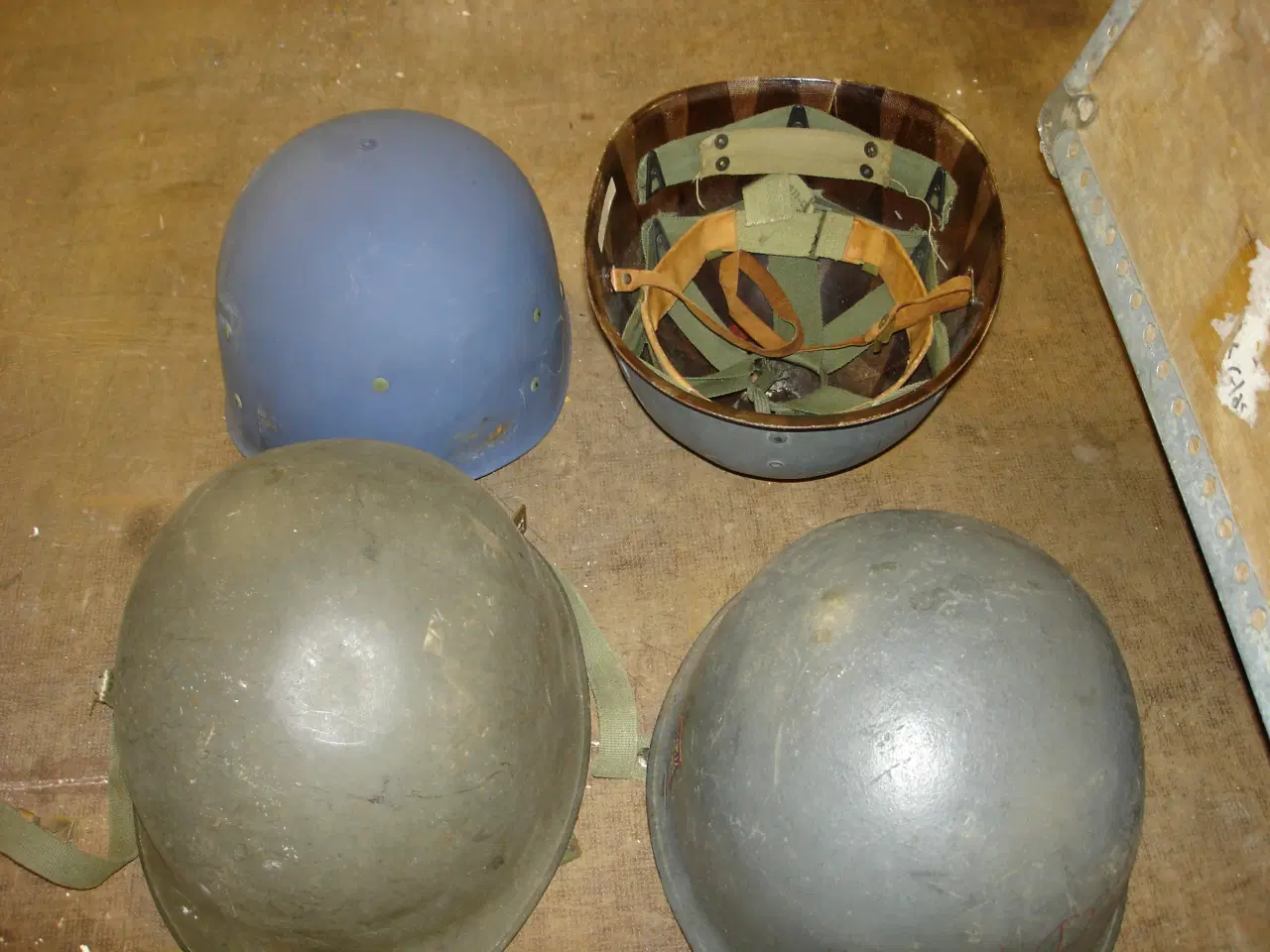 Billede 9 - Militære effekter Hjelme m.m.