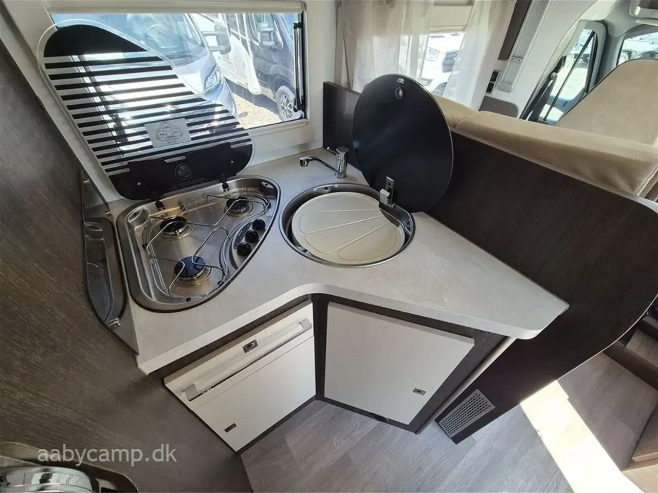 Billede 13 - 2021 - Benimar Tessoro 495 NK   NK Pakke. Automatgear. solceller. markise. Batterier. Cykelstativ. Queensbed. aircondition. Anhængertræk. KUN 28,000 km!!