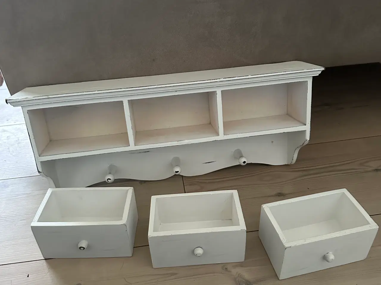 Billede 2 - Hylde med skuffer og knagerække 