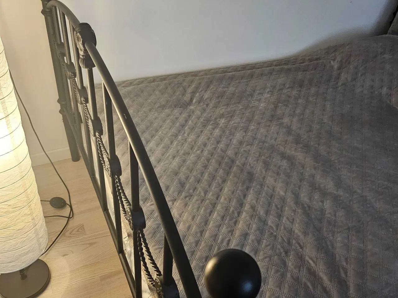 Billede 2 - 🖤 Flot metalseng + 2 matchende borde 🛏️