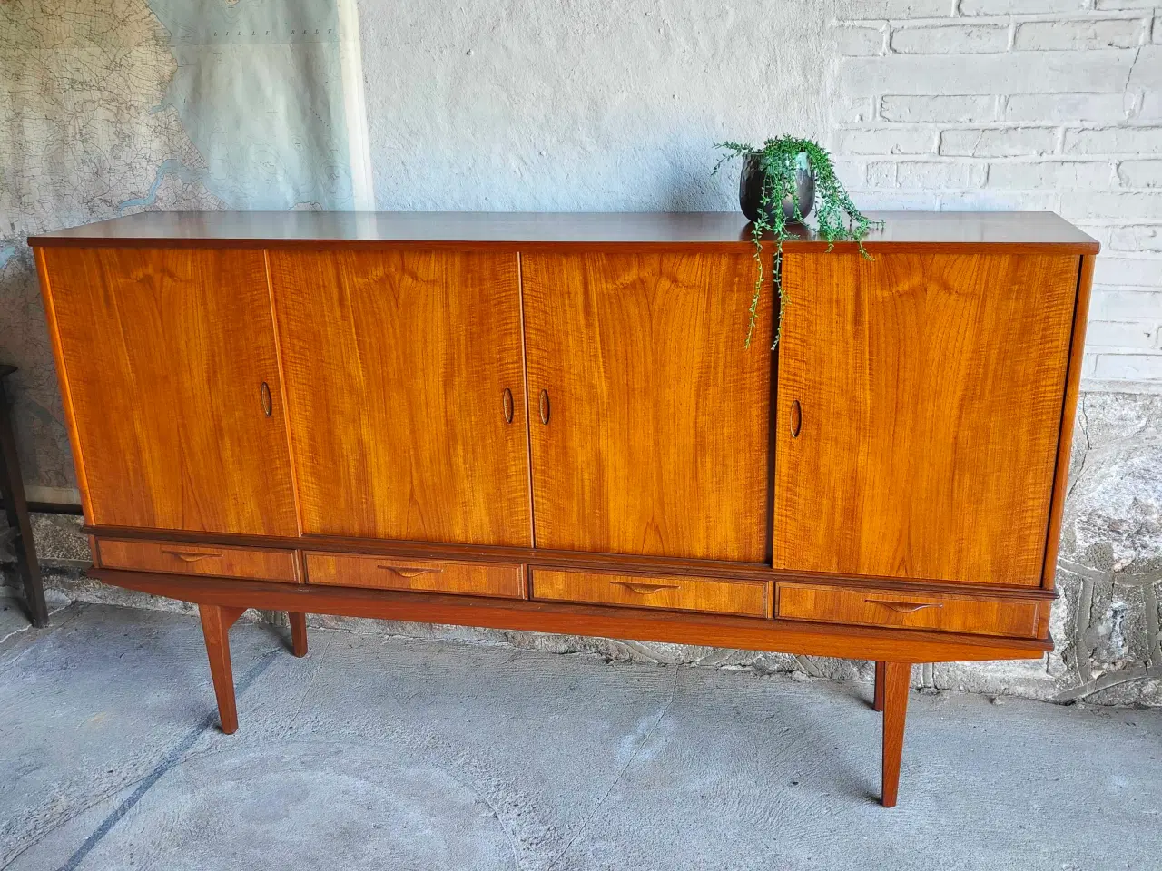 Billede 1 - Teaktræs skænk med fire skydelåger og fire skuffer