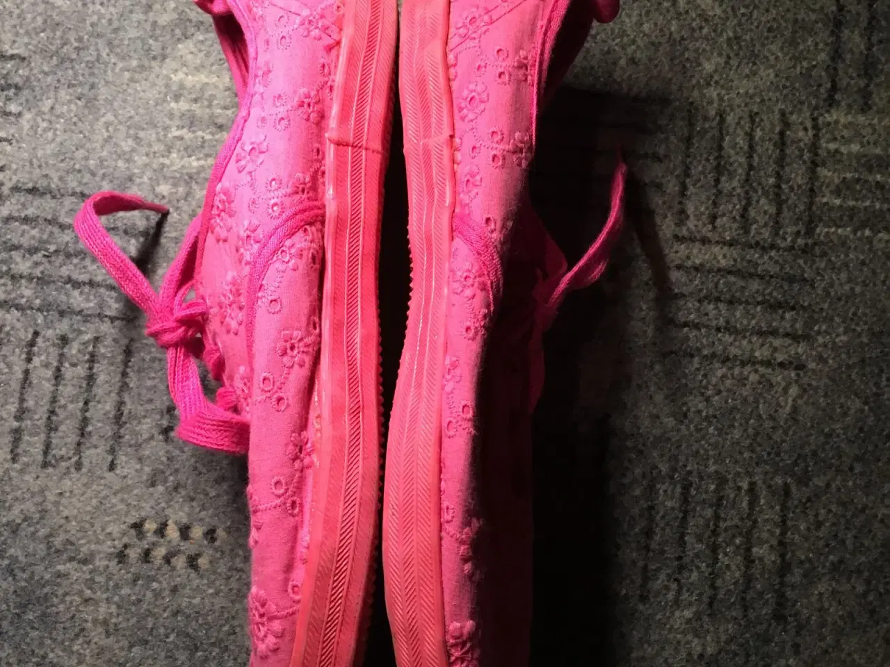 Billede 2 - Broderet pink sko til salg