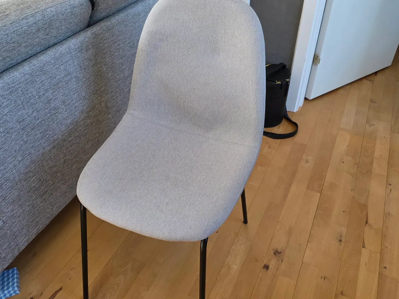 Billede 4 - Jysk stole 6 stk med metal ben, ét stk med træben