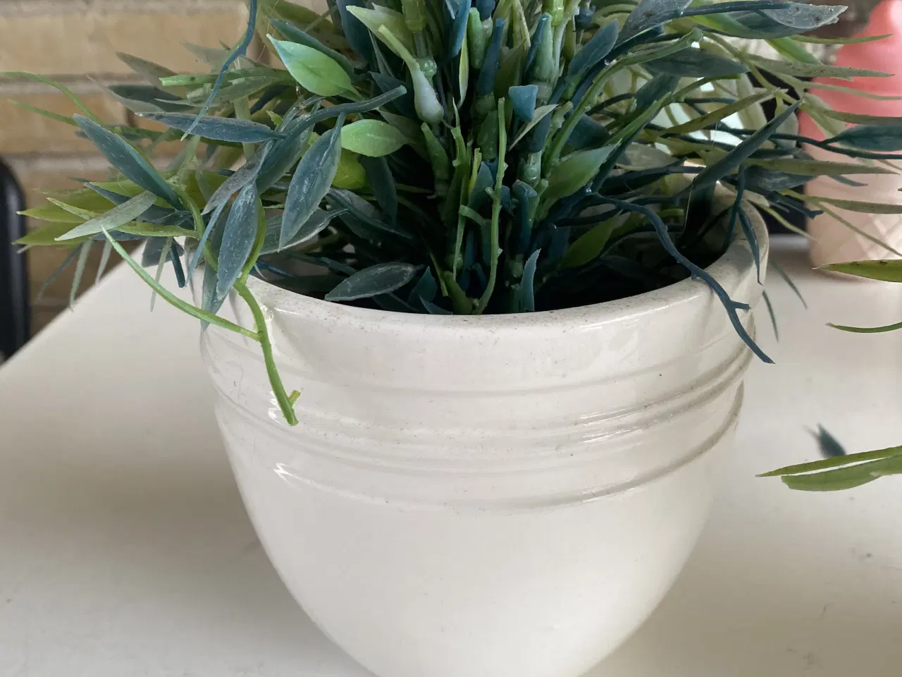 Billede 2 - 2 stk. kunstige planter i hvide potter