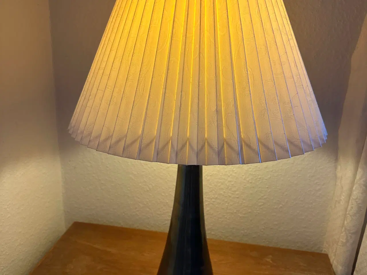 Billede 1 - Bordlampe i massiv messing med skærm 