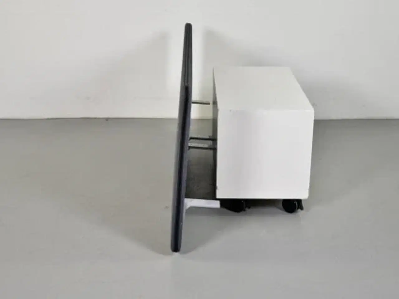 Billede 2 - Götessons bordskærm i grå og aluminium, 160 cm.