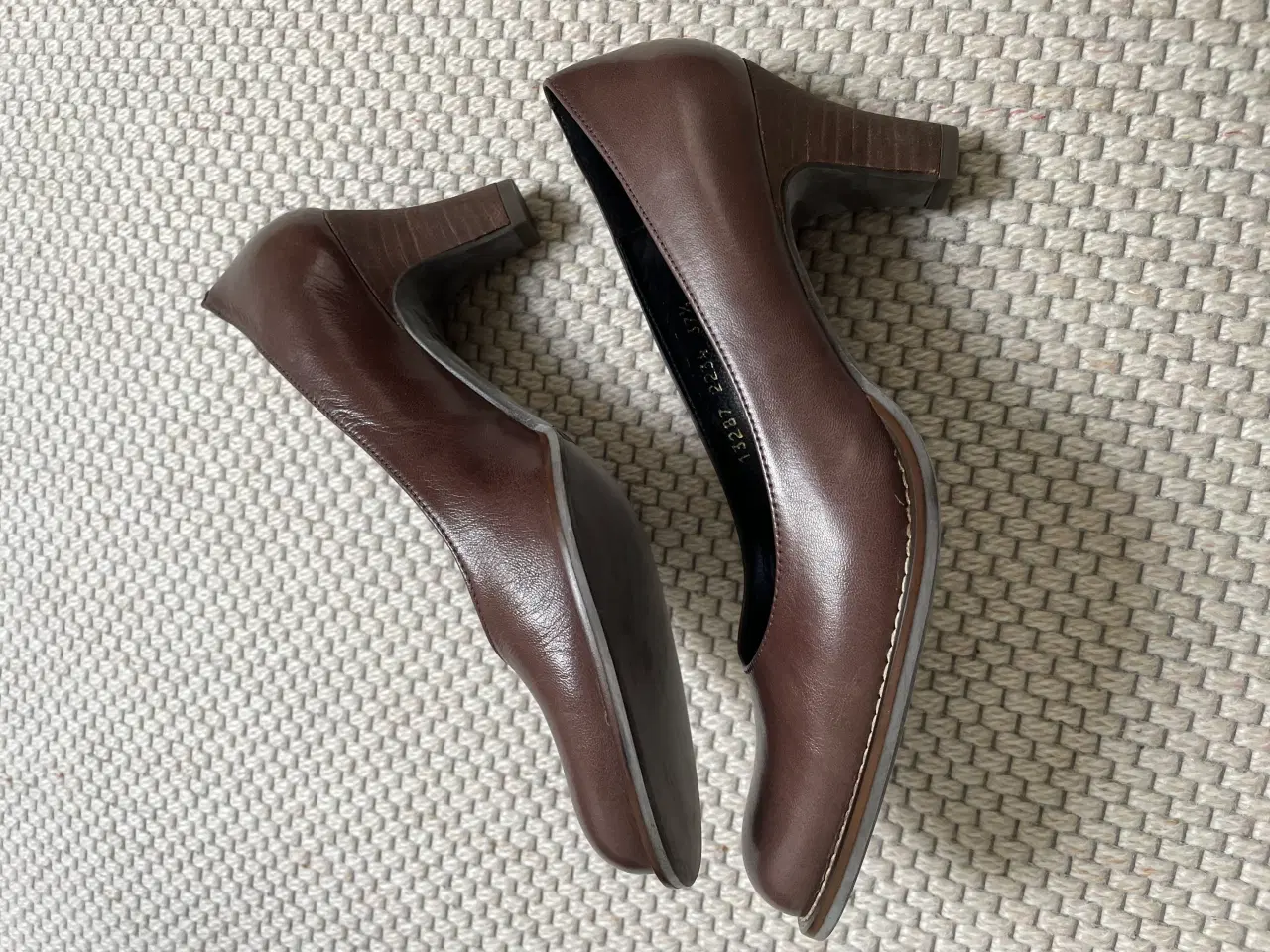 Billede 2 - Billi Bi pumps i brun str. 37 hæl 7 cm