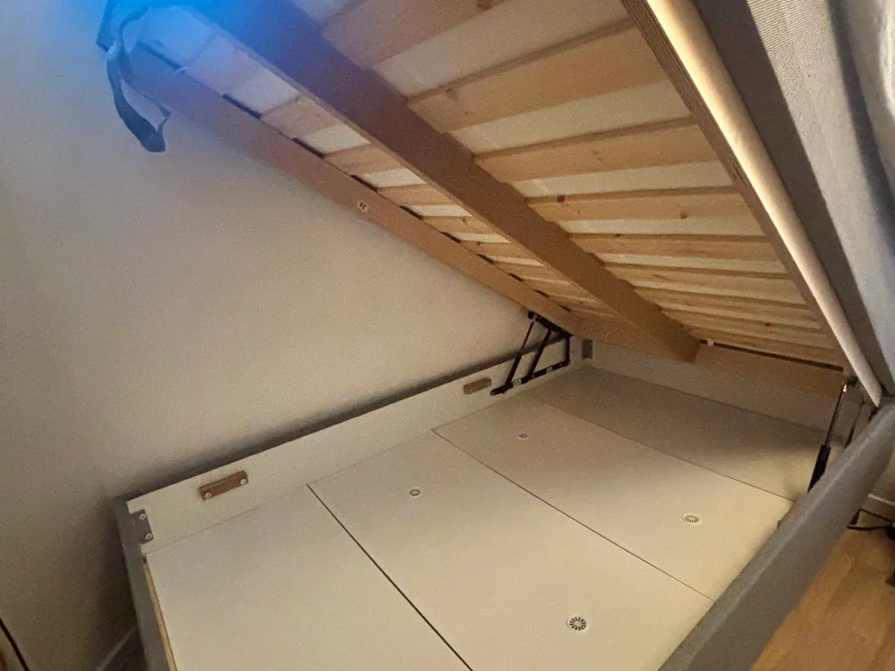 Billede 3 - Lysegrå kontinentalseng fra JYSK – 120x200 cm – Me