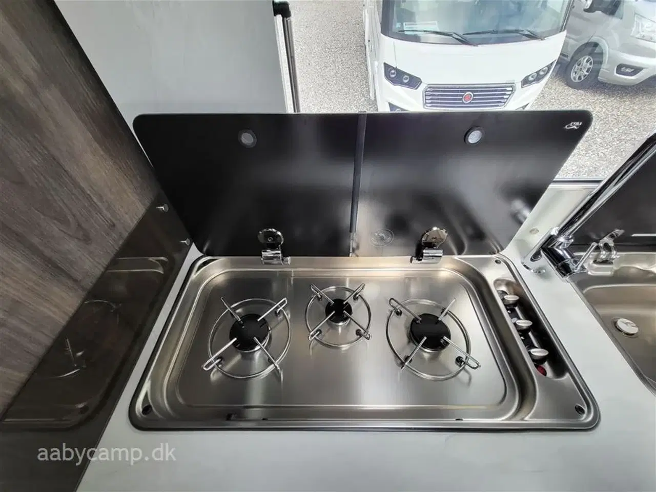 Billede 13 - 2020 - Benimar Amphitryon 957   Lave enkeltsenge. ende badeværelse.face to face siddegruppe.