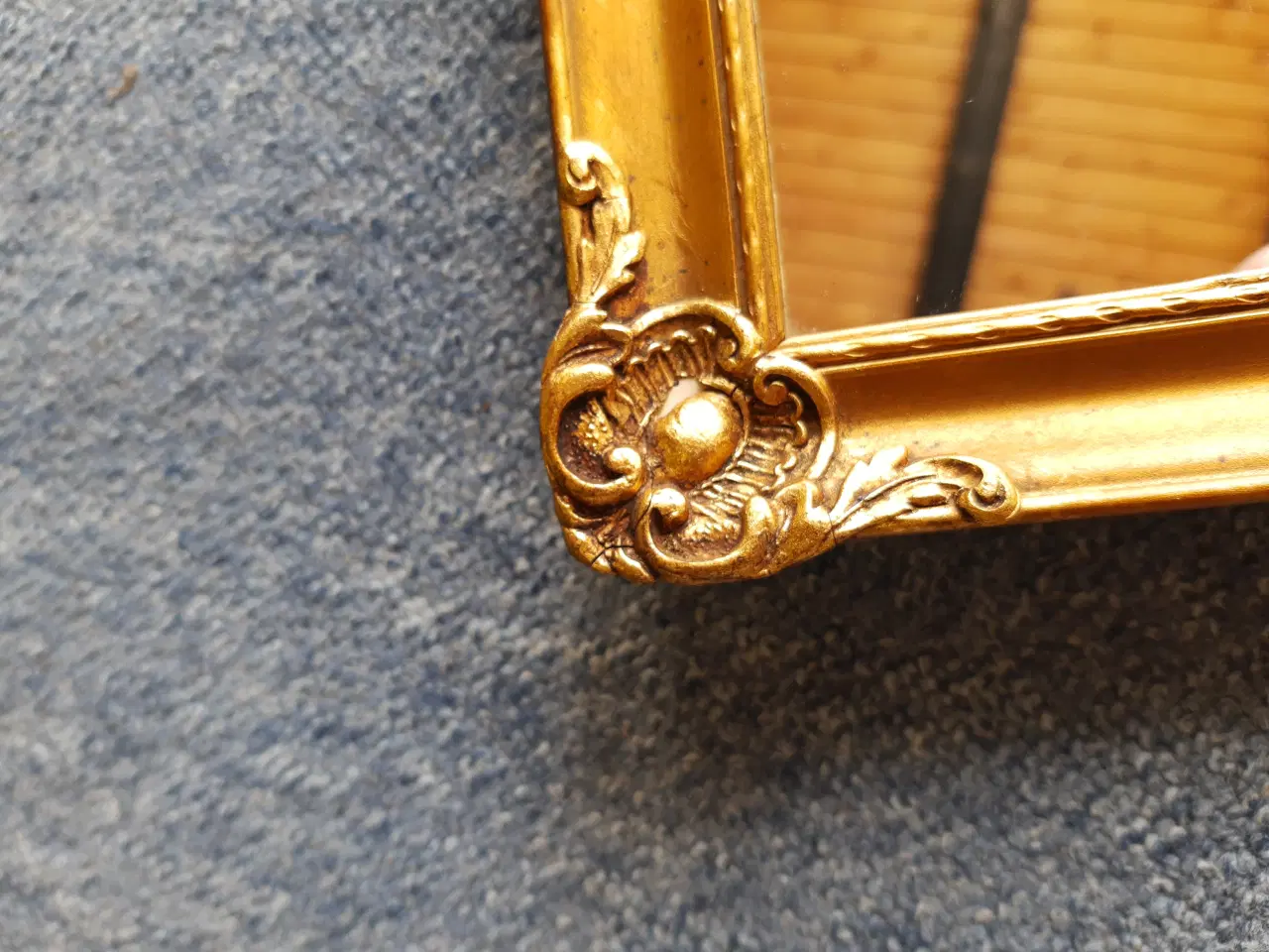 Billede 4 - Spejl med guld ramme.