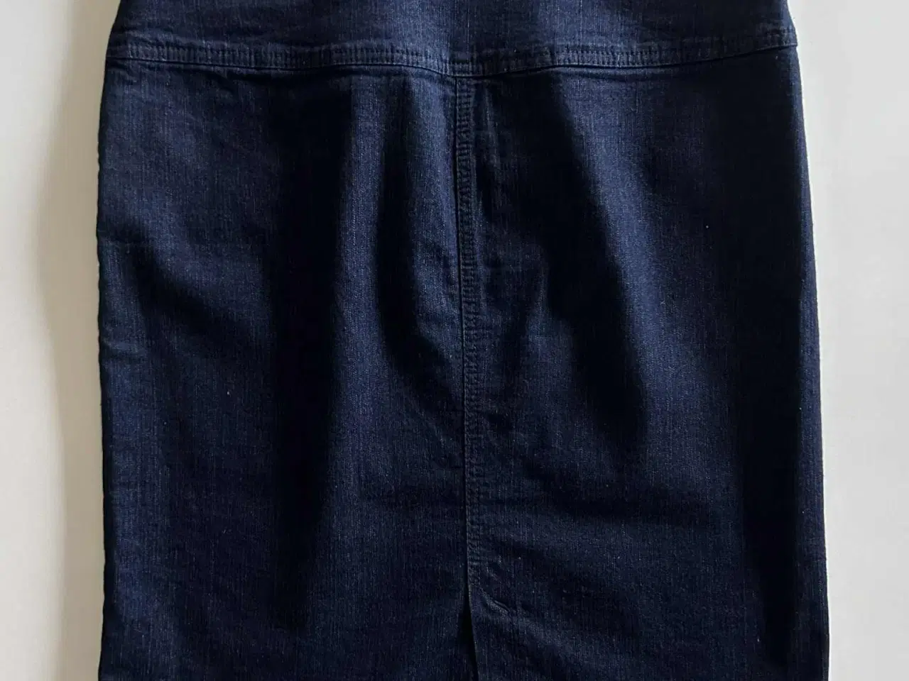 Billede 3 - Vero Moda højtaljet denim nederdel, str. 40