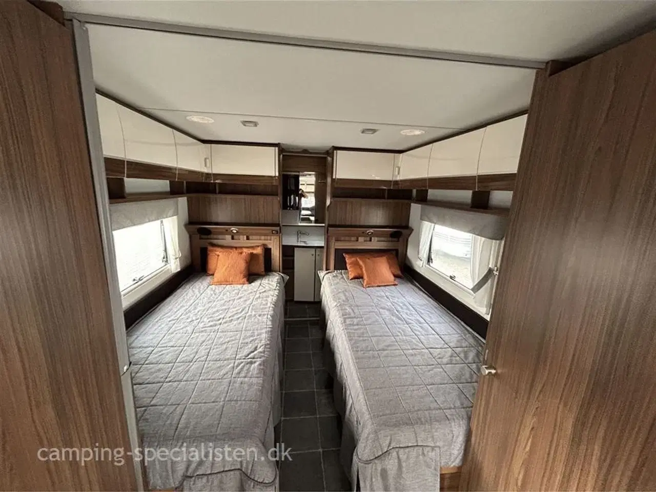 Billede 9 - 2020 - Polar Customized 680   Polar  Customized 680 med enkelte senge og ende badeværelse model 2020 kan nu ses hos Camping-Specialisten.dk