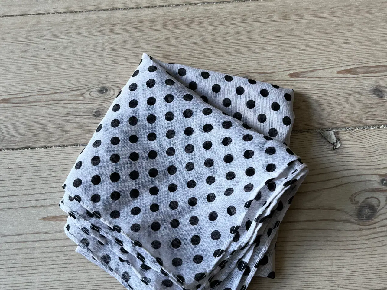 Billede 1 - Prikket tørklæde