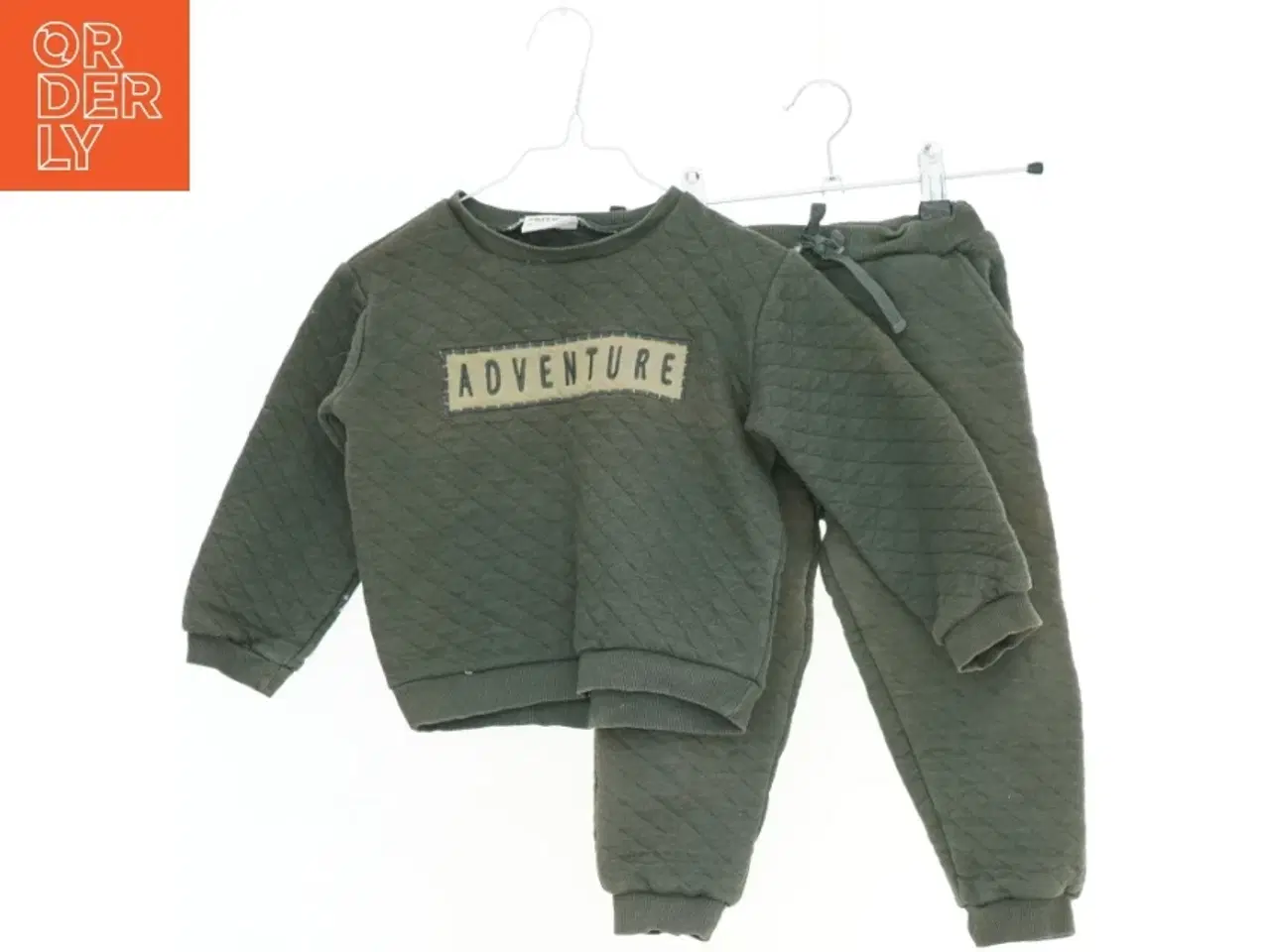 Billede 1 - Grønt joggingsæt med 'ADVENTURE' tryk fra Friends (str. 98)