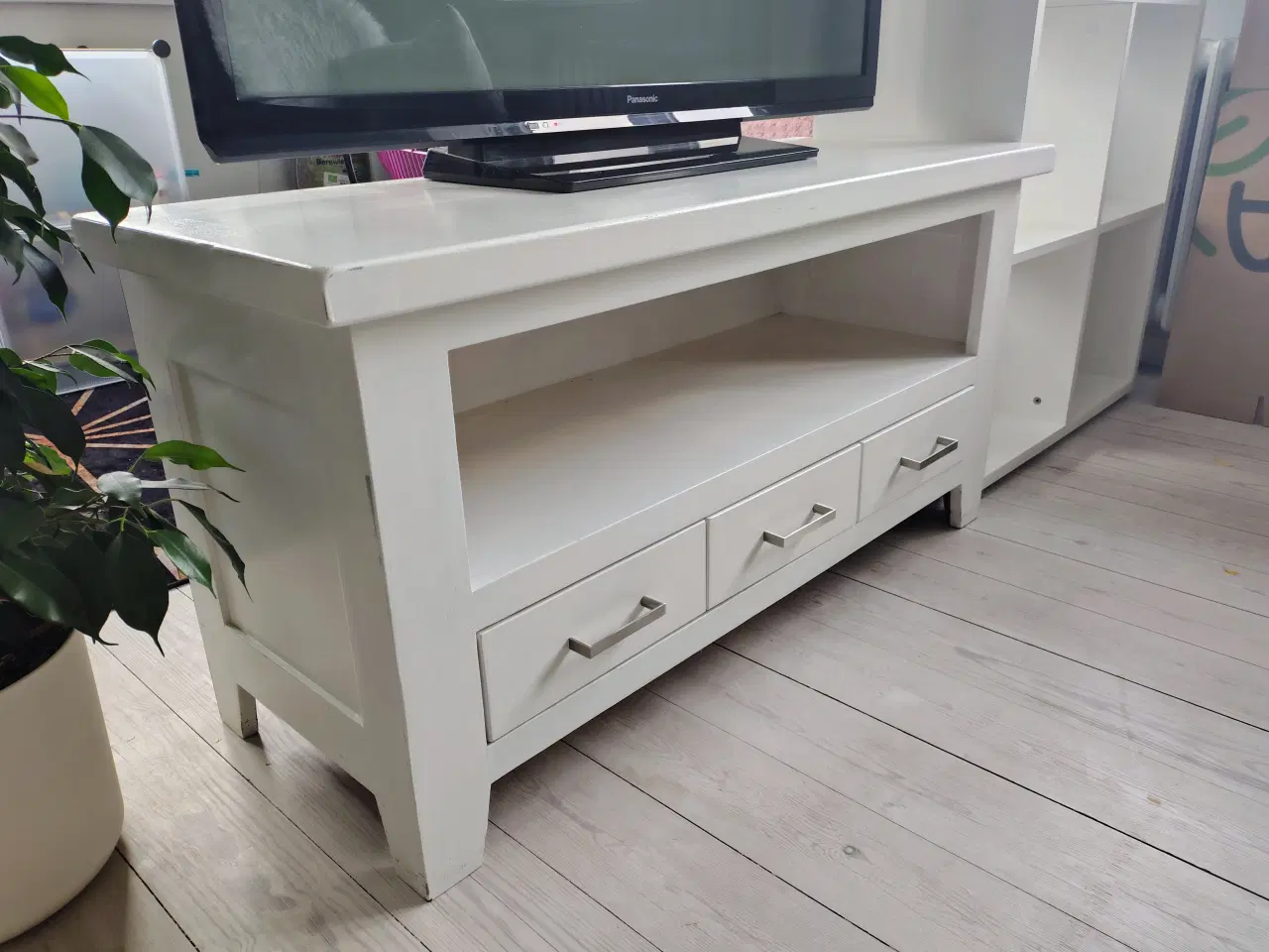 Billede 1 - Flot solidt tv bord med opbevaring