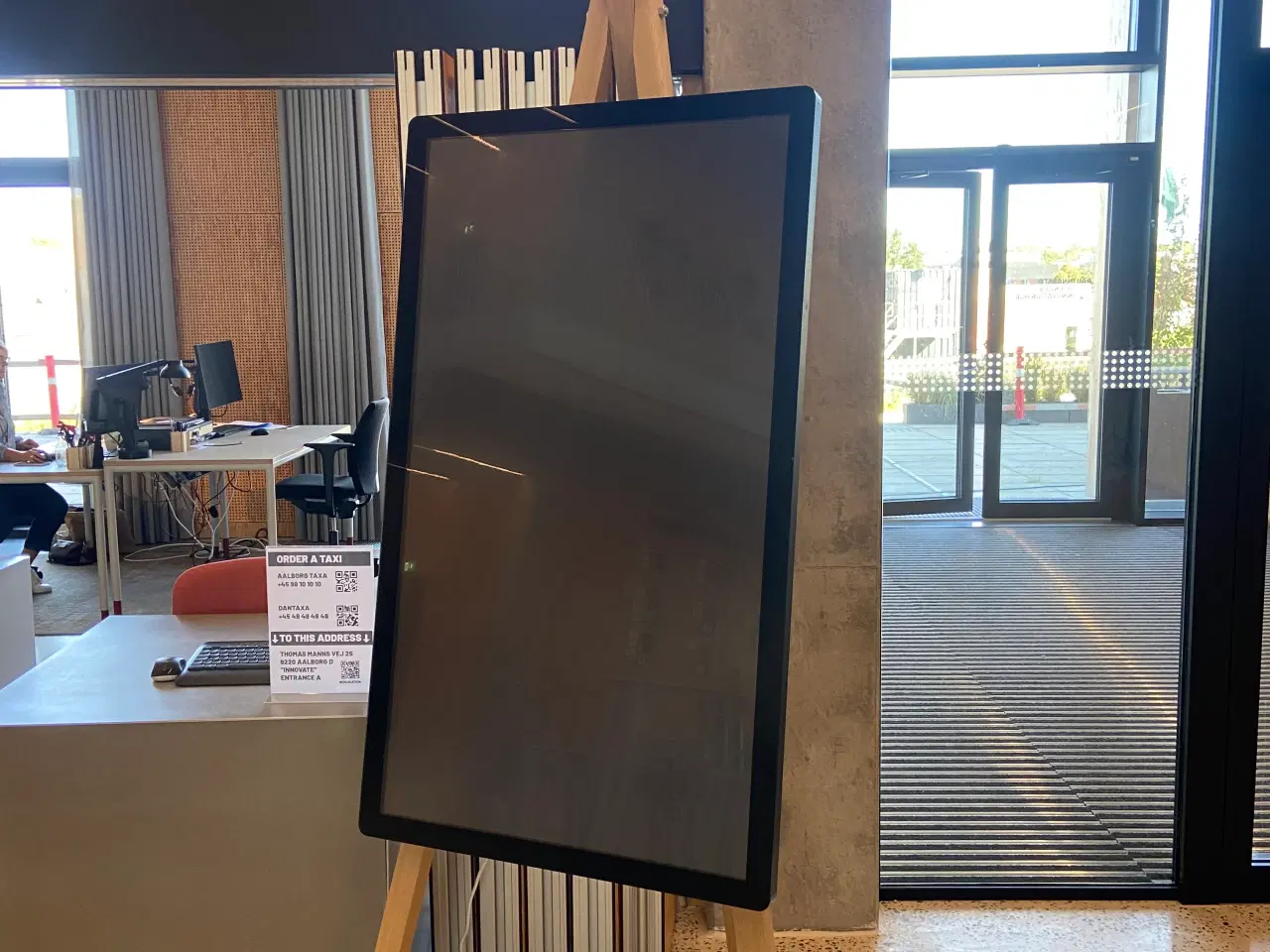 Billede 2 - 55” Prof LG monitor på 2 m højt egetræsstaffeli