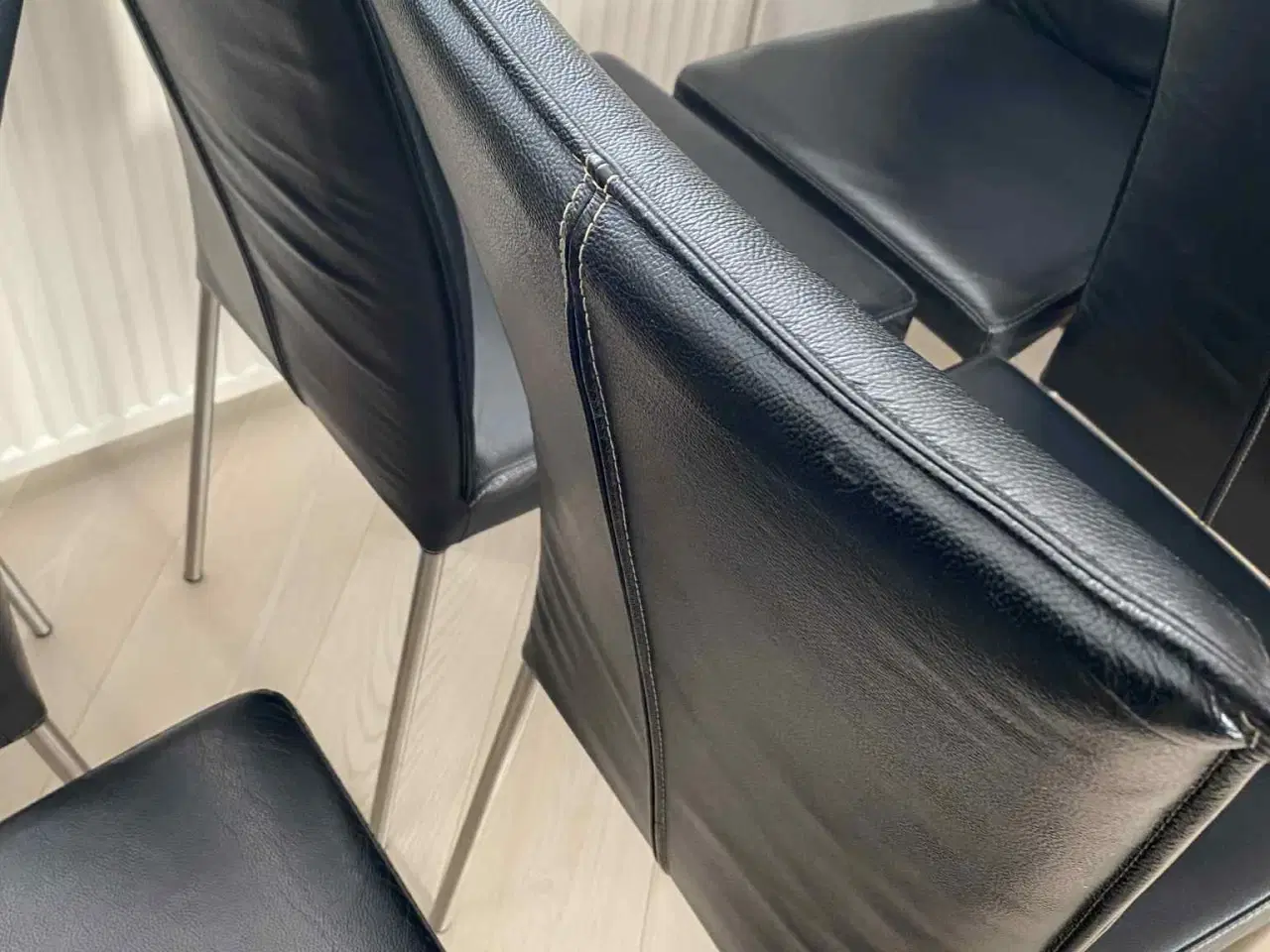 Billede 1 - 6 Spisebordstole i sort læder med ben i krom