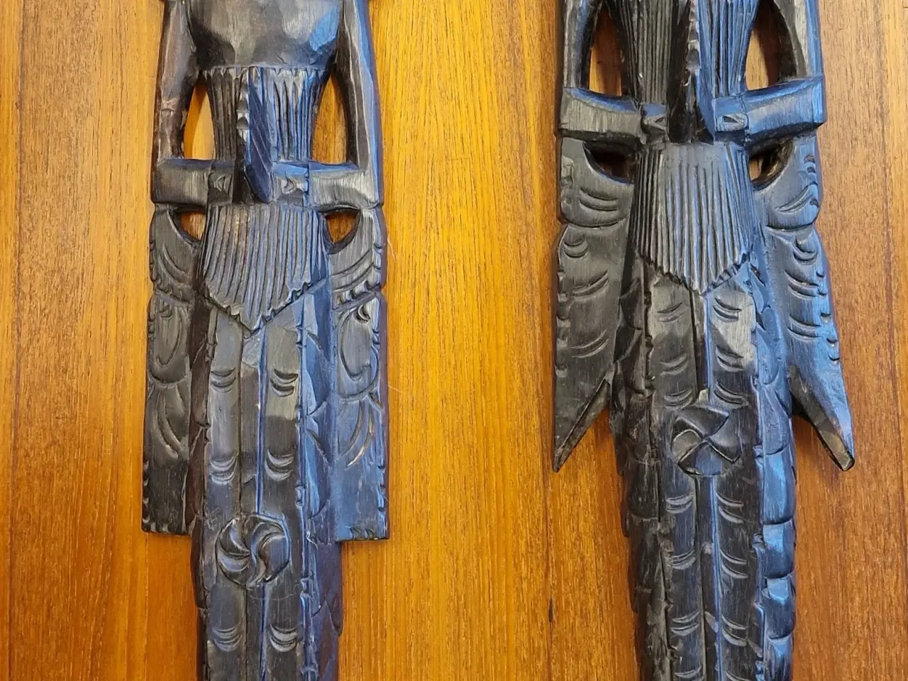 Billede 8 - Et par store flotte væghængte asiatiske figurer.