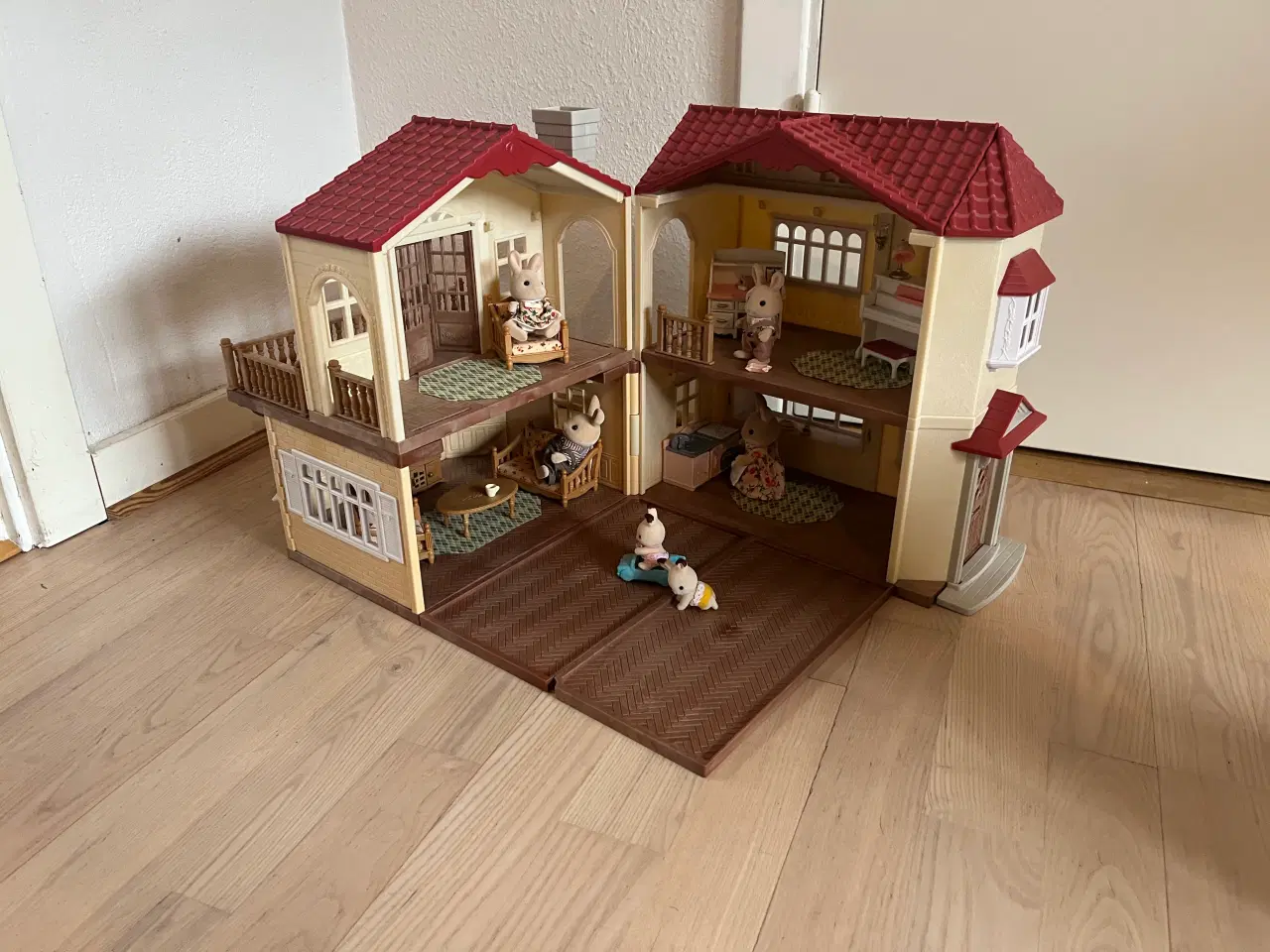 Billede 2 - Huse, kanin familie og tilbehør fra Sylvanian Fam